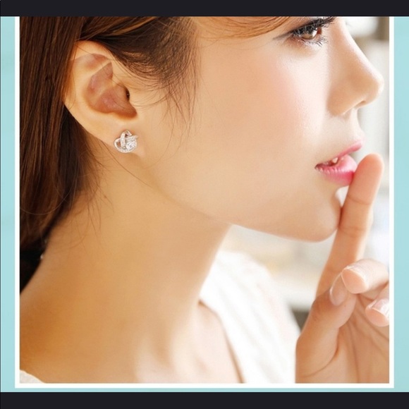 New Beautiful earrings *re ordered* - Picture 2 of 3